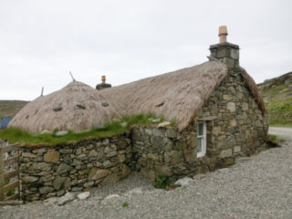 150年位前に島民が暮らした家 Black House